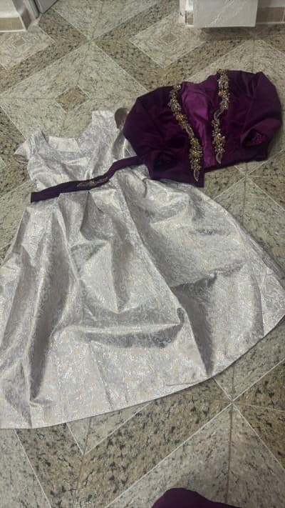 Robe brocard midi plus sa veste velours aubergine avec des appliques perlages taille 44/46 fort