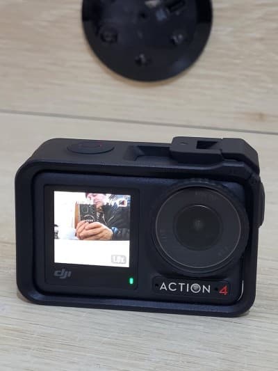 DJI Osmo Action 4 - Caméra d'Action étanche 4K/120 FPS Images saisissantes en Basse lumière 1770mAh