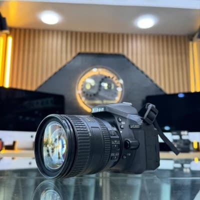 Nikon D5300 avec objectif 16-85mm en excellent état batterie et chargeur