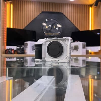 Sony ZV-E1 boitier nu en excellent état batterie et chargeur + cage tilta
