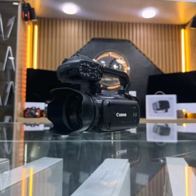 Canon XA10 avec batterie et chargeur