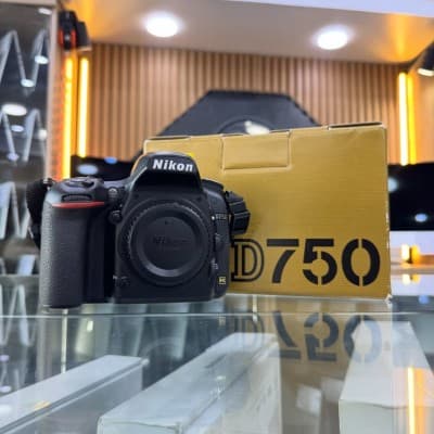 Nikon D750 boitier nu en excellent état avec batterie et chargeur Click : 7k