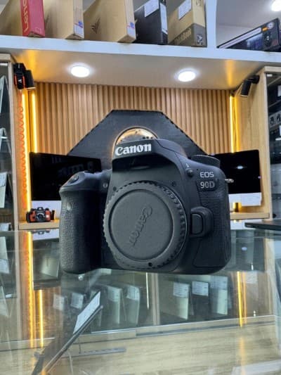 Canon 90D boitier nu en excellent état batterie et chargeur