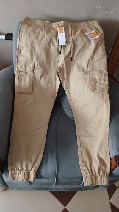 Un Beau Pantalon Cargo Couleur : Beige, Neuf, Taille : L