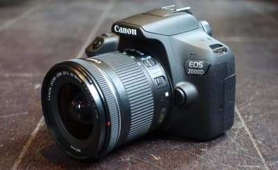CANON EOS 2000D - Reflex 24.1 MP - Ecran LCD 3" - Full HD - Wi-Fi - NFC + Objectif EF-S 18-55 mm