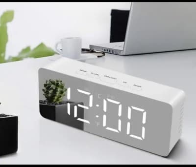 Horloge miroir numérique réveil de table, horloge de bureau avec date, heure, température, plastique blanc
