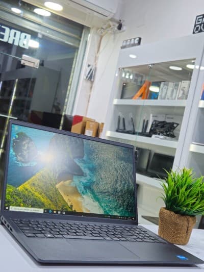 DELL VOSTRO 3520 I3 1235U. 8/256