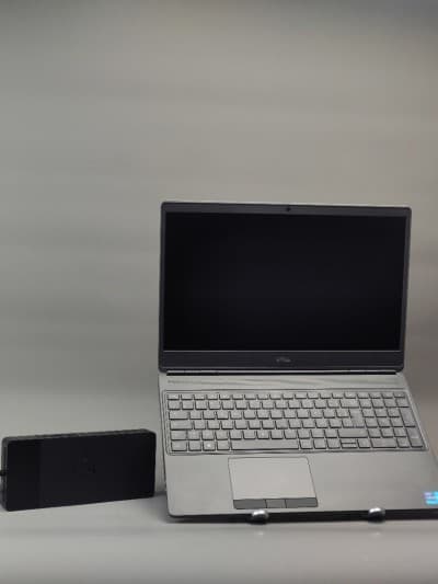 PRECISION 7560 XEON W11955M RTX A3000 64GB 1TB SSD ÉCRAN 15,6" et DELL DOCK WD19S 130W 4K 2 ÉCRAN