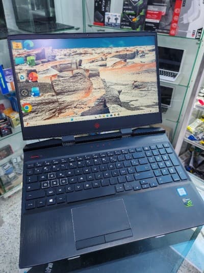 HP OMEN Gamer i5 8th H GTX 1050 Ti 128 SSD 1To Très propre