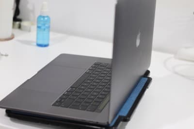 MacBook Pro 2018 (15.4") - Touch Bar - i7 6-Core / 16GB RAM / 500GB SSD - Très Propre