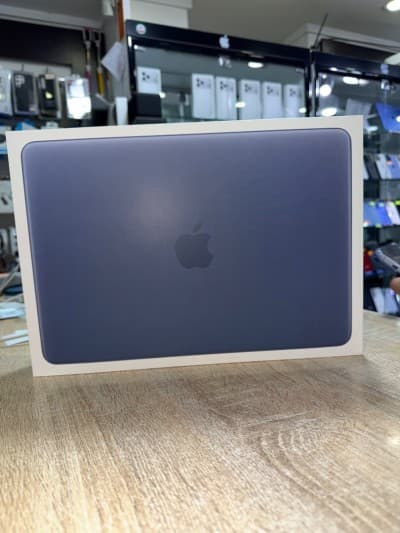MacBook NEO silver bleu