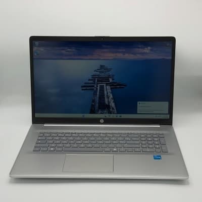 HP Laptop 17 / i3-N305 / 8 Go DDR5 / 256 Go SSD / 17.3