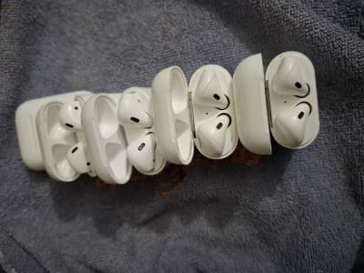Oreillettes Airpods et plusieurs types de marques cabats (européen)....