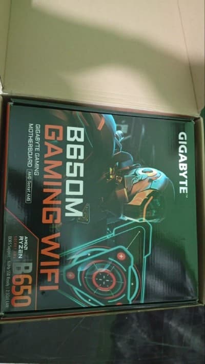 B650m gaming wifi neuf (j'amais utilise)