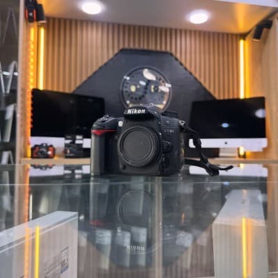 Nikon D7000 boitier nu en excellent état batterie et chargeur