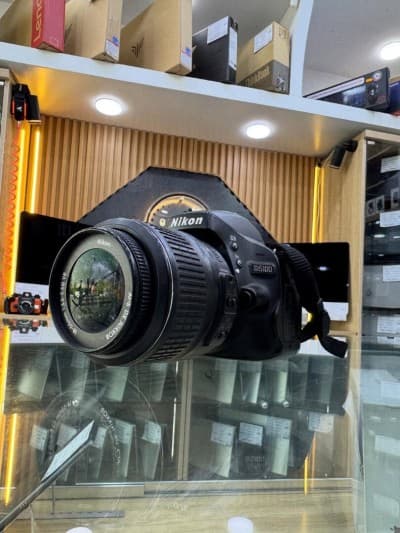 Nikon D5100 avec objectif 18-55 en excellent état batterie et chargeur