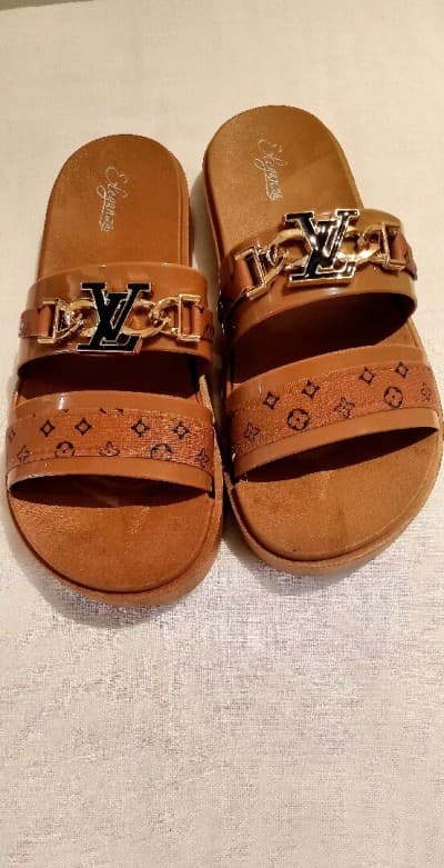 Mules حاجة ستيل وخفيفة للصيف
