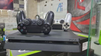 PS4 SLIM 500GB VERSION EN LIGNE AVEC DEUX MANETTES ETAT NEUF AVEC 5 JEUX