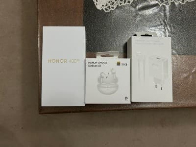 HONOR Pack complet NEUF : Smartphone HONOR 400 512GO 5G OR / Ecouteur Honor EarBuds S8 blanc / Chargeur ultra rapide Honor USB-C 66W (Acheté à Paris en France en Boutique SFR)