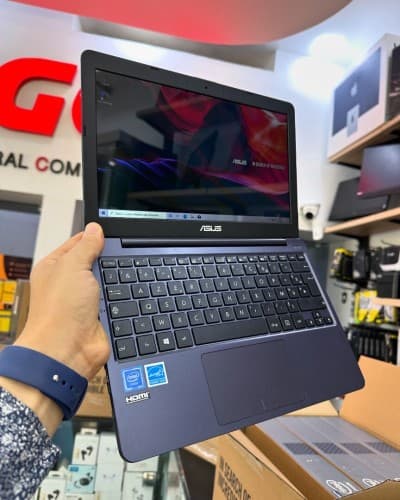 ASUS VIVOBOOK E203NA FD-110T Intel Celeron N3350 2 Mo de cache, 2,4 GHz RAM 4GB 128GB SSD 11.6