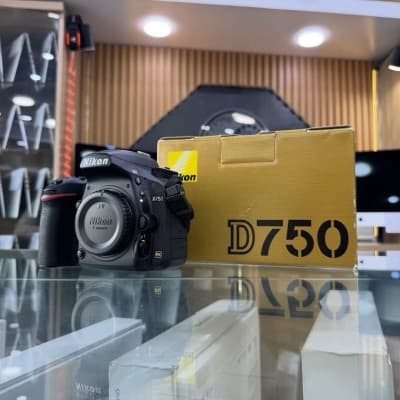 Nikon D750 boitier nu en excellent état avec batterie et chargeur