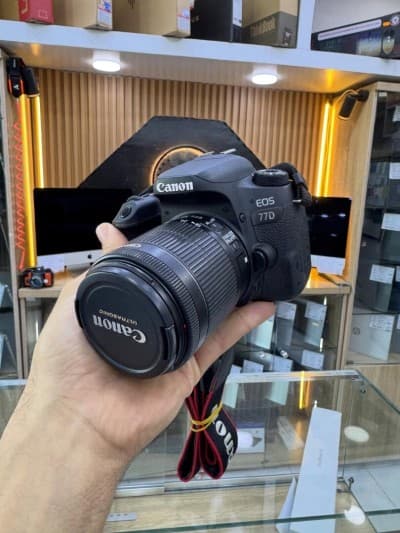 Canon 77D avec objectif 18-55mm STM en excellent état batterie et chargeur