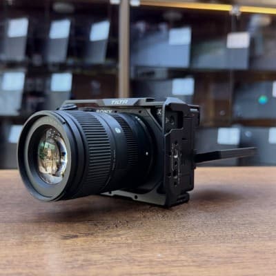 Sony a6700 nu en excellent etat avec batterie chargeur plus un cage TILTA ( 20k de click )
