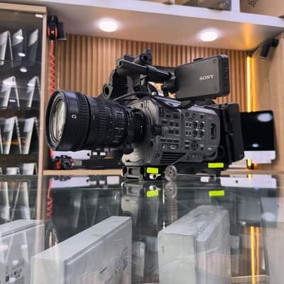 Sony FX9 lens PZ 28-135mm G OSS + Batterie V mount + top handle + module XLR + baseplate rod system en excellent état