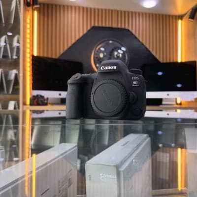 Canon 6D MARK II boitier nu état comme neuf avec batterie et chargeur