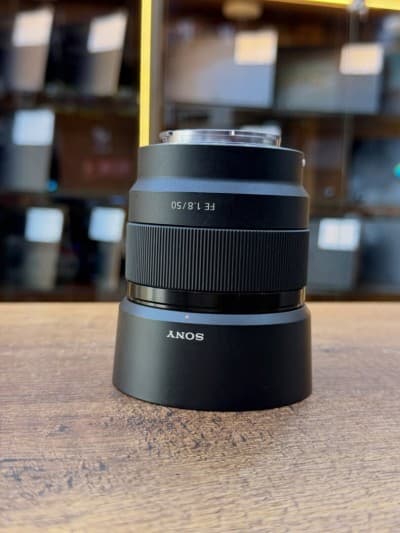 Sony 50mm 1.8 FE en excellent etat avec deux bouchons parasoleil