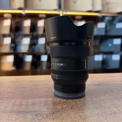 Sony 24mm 1.4 GMaster en excellent etat comme neuf avec deux bouchons parasoleil