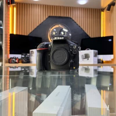 Nikon D810 boitier nu en bon état avec batterie et chargeur