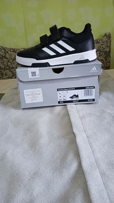 Lots de 20 paires :.ADIDAS enfant original à vendre en gros sulement....