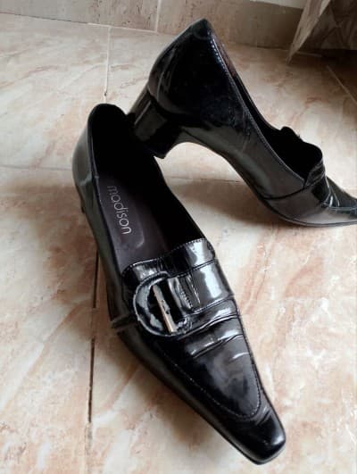 Escarpins noir vernis + chaussures compensées en cuir - importation France
